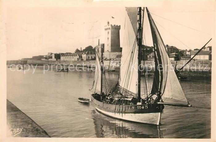 Les Sables-d Olonne Arrivée d un thonnier Tour d'Arundel