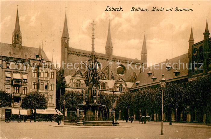 Luebeck Rathaus Marktplatz mit Brunnen