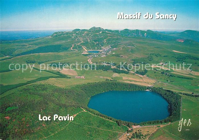 Lac Pavin Vue aerienne Massif du Sancy