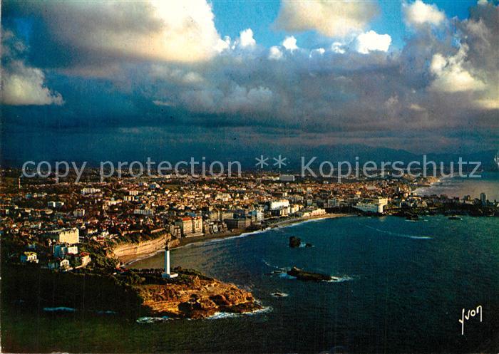 Biarritz Pyrenees Atlantiques Coucher de soleil sur la ville au premier plan le