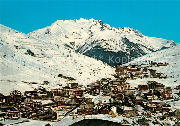 Les Deux Alpes Vue aérienne en hiver au fond les Grandes Rousses