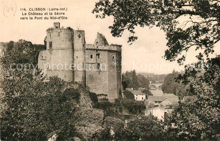 Clisson Chateau et la Sèvre vers le Pont du Nid d Ole