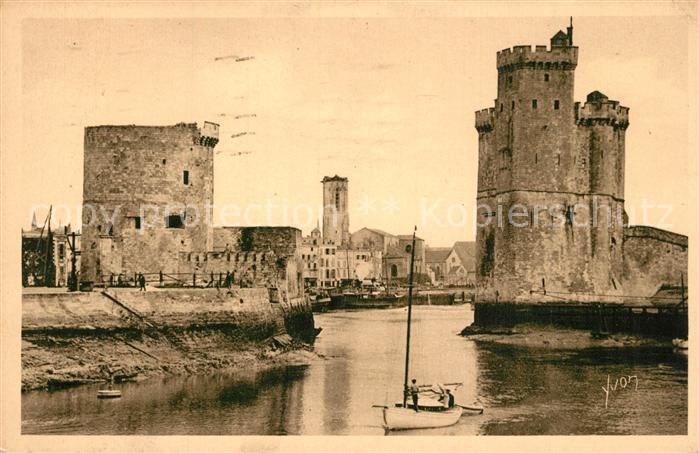 La Rochelle Charente-Maritime Vieux Port a maree basse Tours de la Chaine et St