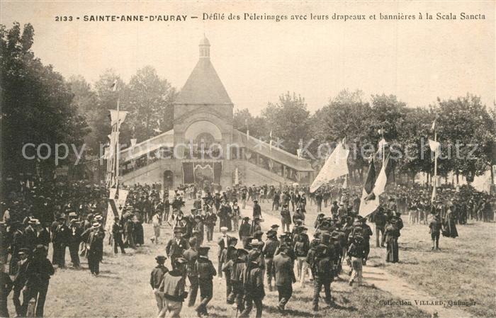 Sainte-Anne-d Auray Defile des Pelerinages avec leurs drapeaux et bannieres a la