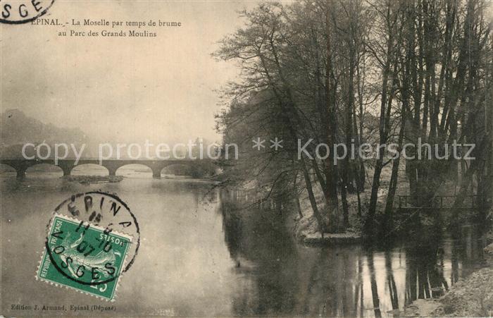 Epinal Vosges La Moselle par temps de brume au Parc des Grands Moulins