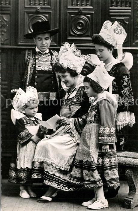 Pont-Aven Les Bardes Bretons Monsieur et Madame Cueff et leurs filles Annick Len