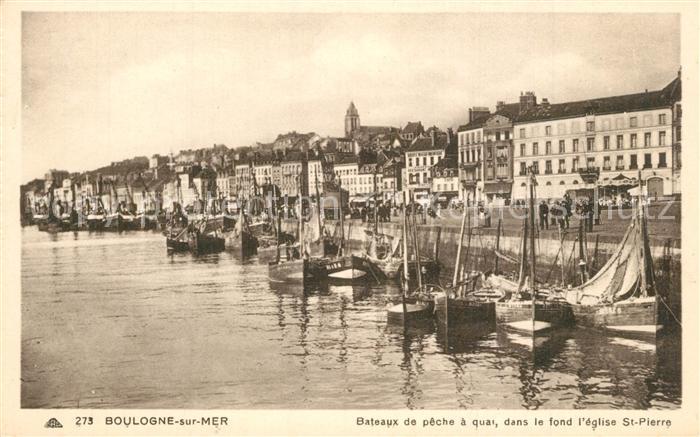 Boulogne-sur-Mer Bateaux de peche a quai dans le fond l’eglise St Pierre