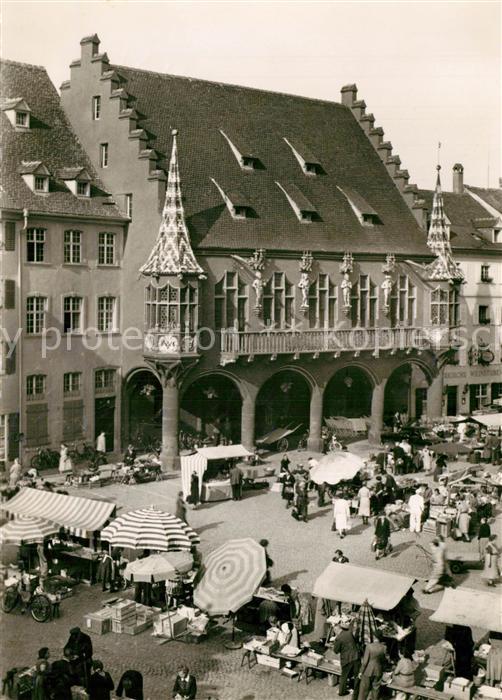 Freiburg Breisgau Markt mit historischem Kaufhaus beim Muenster