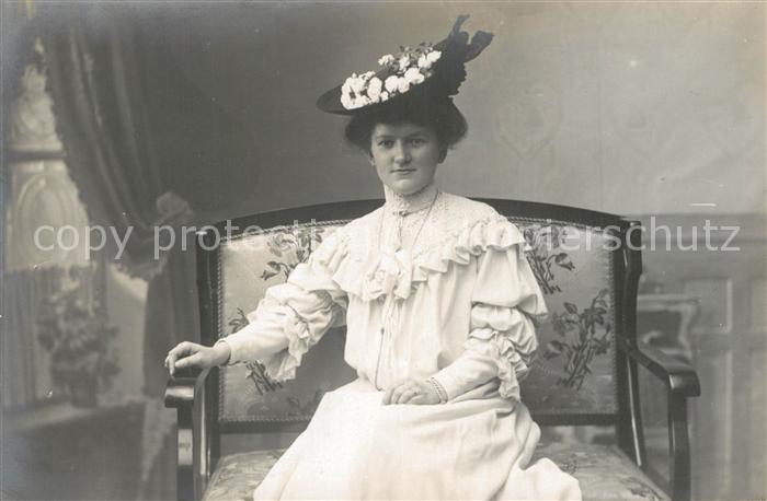 Stuttgart Junge Frau mit Hut