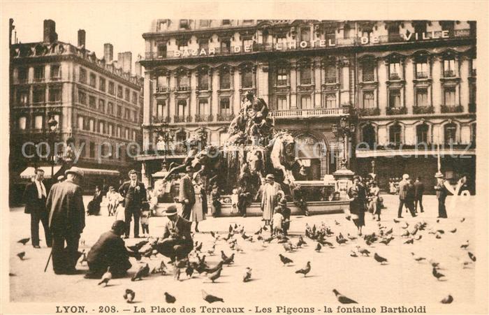 Lyon France Place des Terreaux Les Pigeons Fontaine