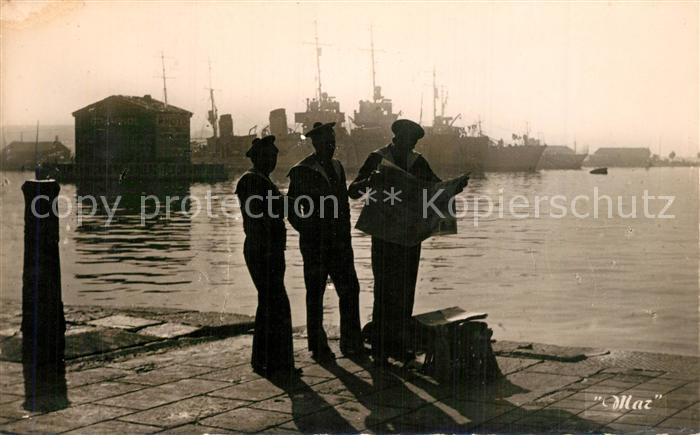Toulon Var Sur le Carré du Port Bateaux Navires de guerre