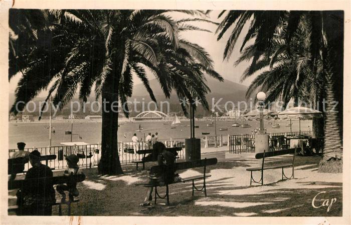 Saint-Maximin-la-Sainte-Baume Place des Palmiers