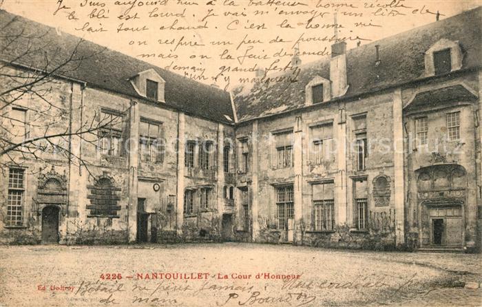 Meaux Seine et Marne Nantouillet La Cour d Honneur