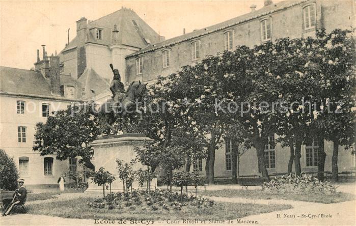 Saint-Cyr-l Ecole Cour Rivoli et Statue de Marceau