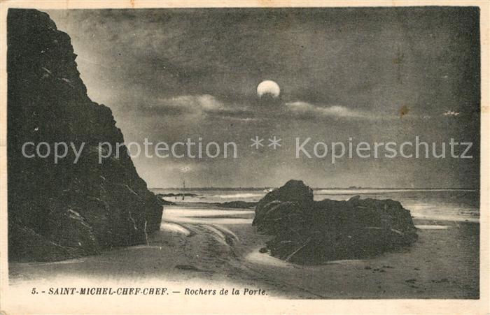 Saint-Michel-Chef-Chef Rochers de la Porte au clair de la lune