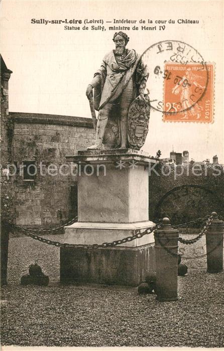 Sully-sur-Loire Intérieur de la cour du Chateau Statue de Sully Monument
