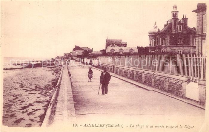 Asnelles La plage a marée basse et la digue