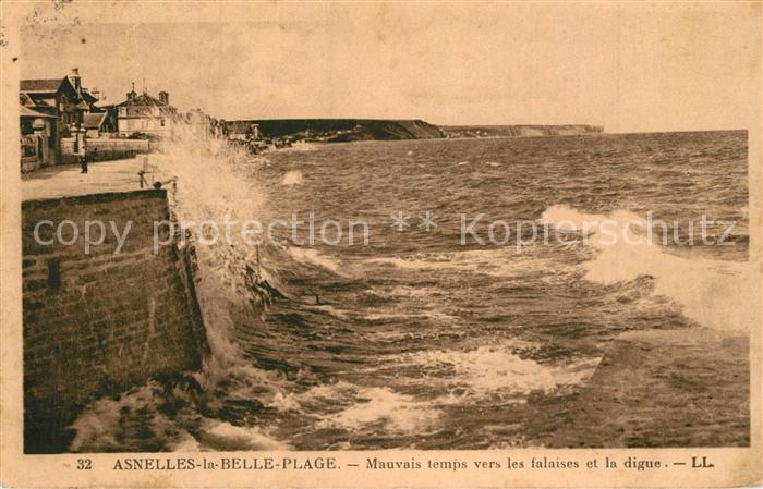 Asnelles Mauvais temps vers les falaises et la digue