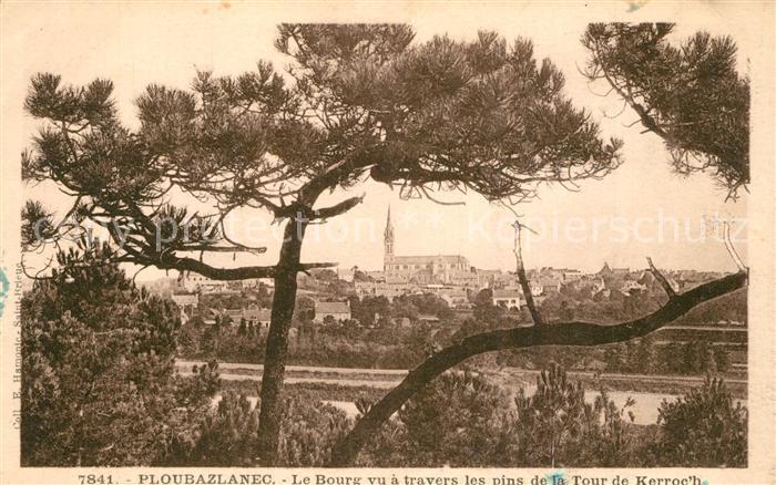 Ploubazlanec Le Bourg vu a travers les pins de la Tour de Kerroc'h