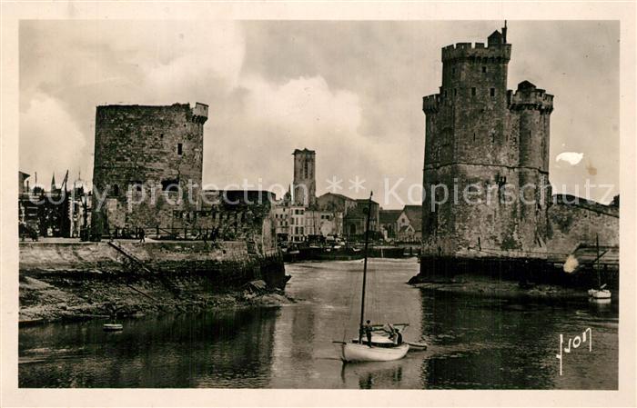 La Rochelle Charente-Maritime Entrée du vieux port a marée basse Tour