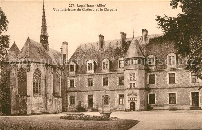 Lapalisse Vue intérieure du Chateau et la Chapelle