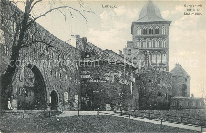 L?beck Burgtor mit der alten Stadtmauer