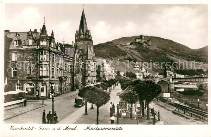 Bernkastel-Kues Moselpromenade mit Blick zur Burg