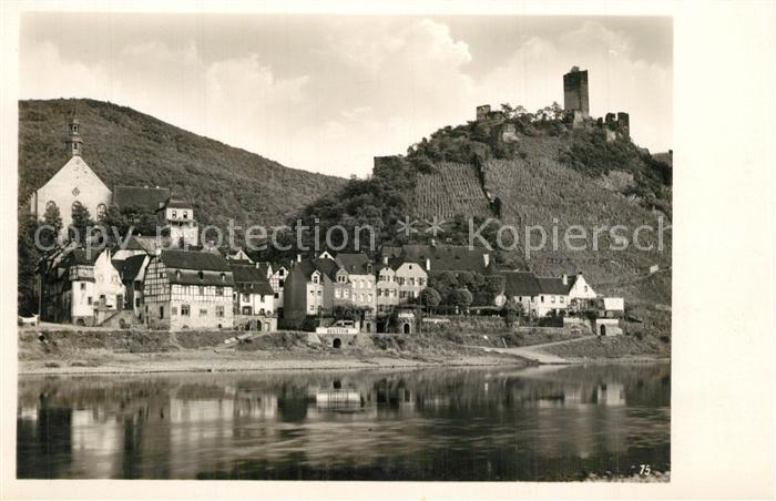 Beilstein Mosel Uferpartie am Fluss Blick zur Burgruine