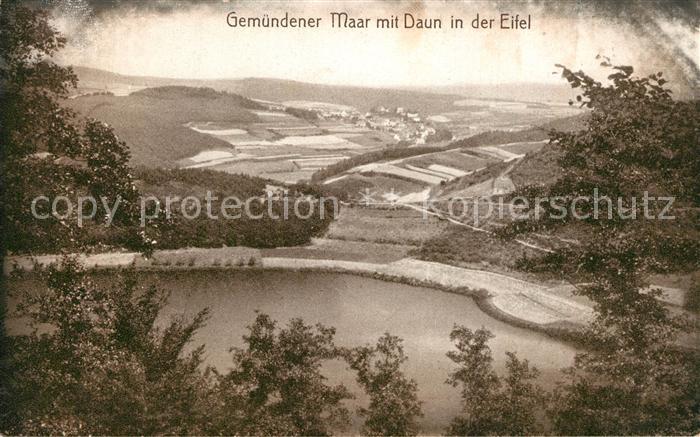 Daun Eifel Blick ins Tal Gemuendener Maar Landschaftspanorama