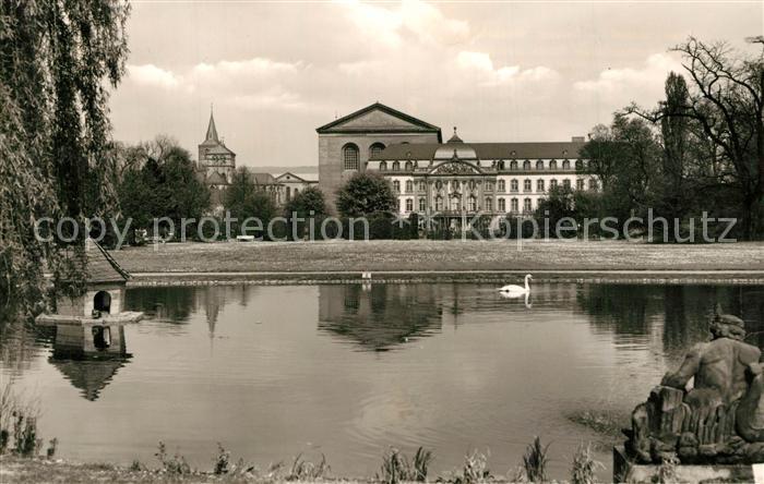 Trier Blick zum Kurfuerstlichen Palais und Basilika Schwanenteich