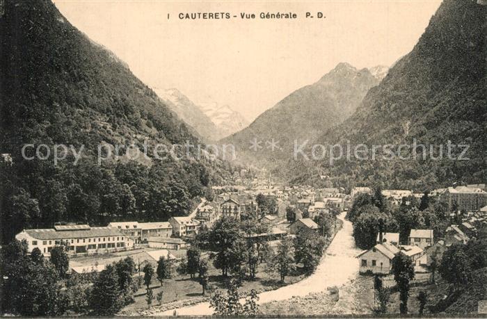 Cauterets Vue Generale et les Pyrénées