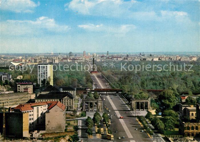 Berlin Panorama Blick auf Siegessaeule und Brandenburger Tor