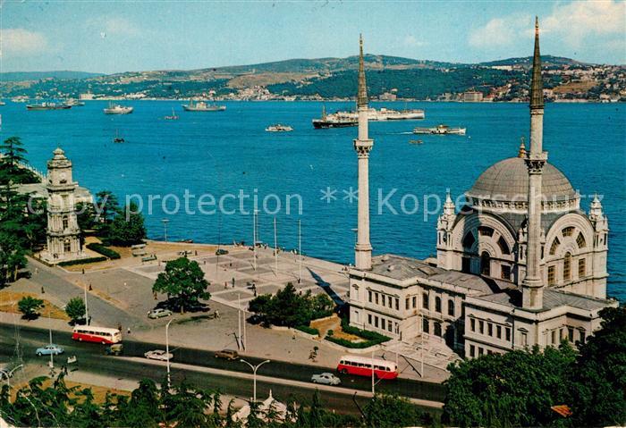 Istanbul Constantinopel Dolmabahce Deniz Muezesi ve Bogaz Moschee und Bosporus