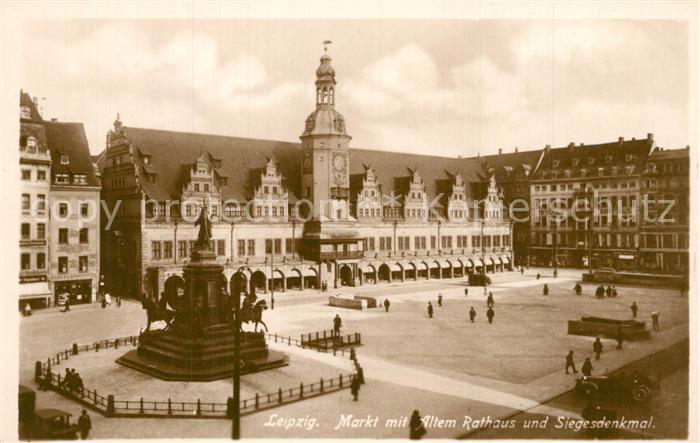 LEIPZIG Sachsen Marktplatz mit Rathaus Siegesdenkmal