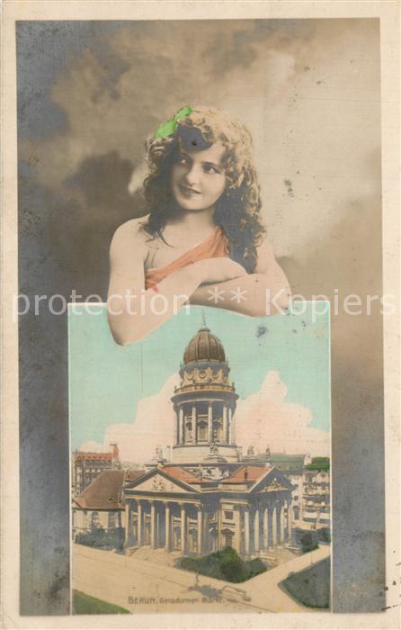 Berlin Posieaufnahme Gendarmenmarkt Franzoesische Dom