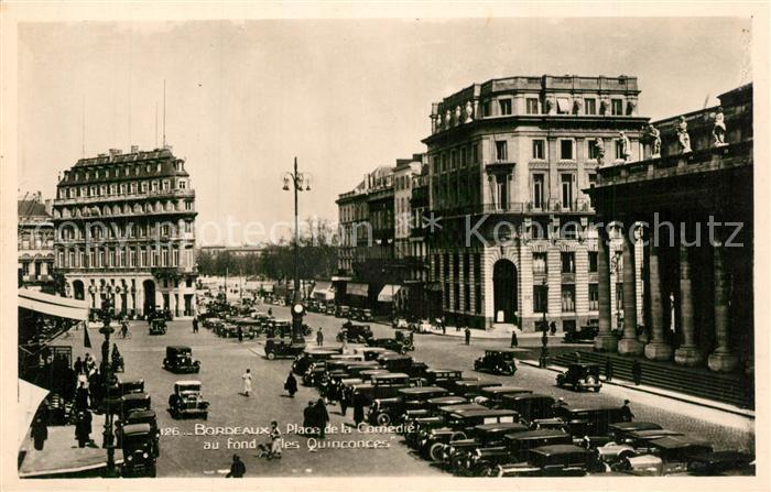 Bordeaux Place de la Comédie et au fond les Quin