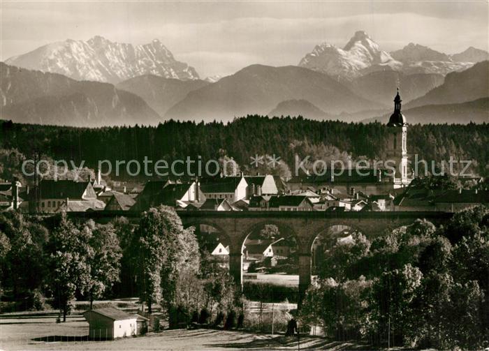 Traunstein Oberbayern Ortsansicht mit Kirche Bruecke Alpen