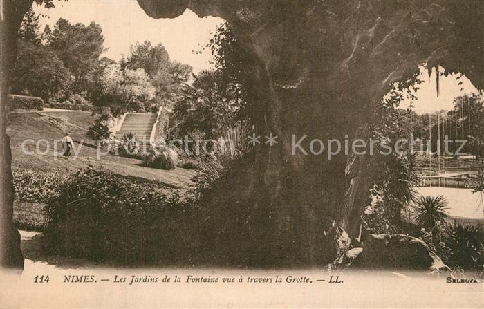 Nimes Jardins de la Fontaine vue a travers la