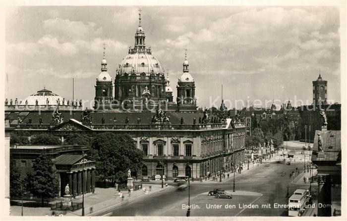 Berlin Unter den Linden mit Ehrenmal und Dom