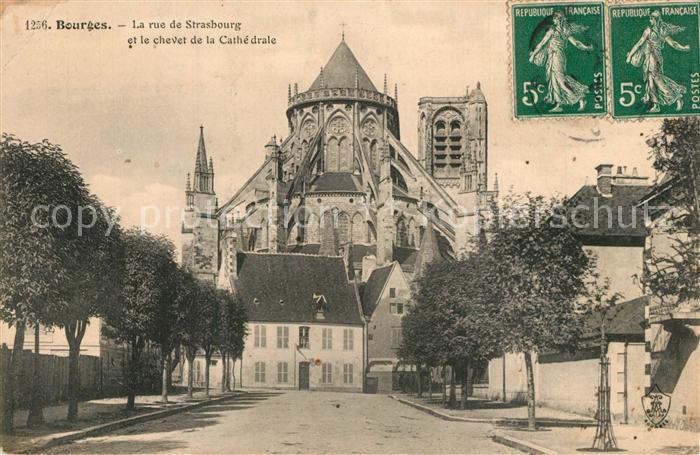 Bourges La rue de Strasbourg et le chevet de la Cathedrale