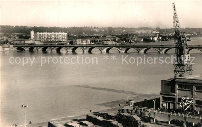 Bordeaux Le Pont de pierre et la Caserne des Pom