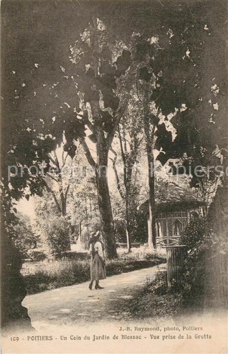 Poitiers 86 Un Coin du Jardin de Blossac Vue prise de la Grotte