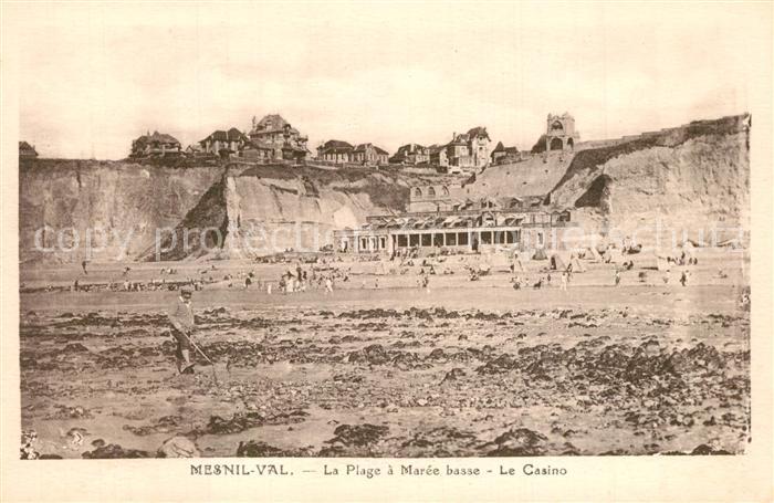 Mesnil-Val La Plage a Maree basse Le Casino
