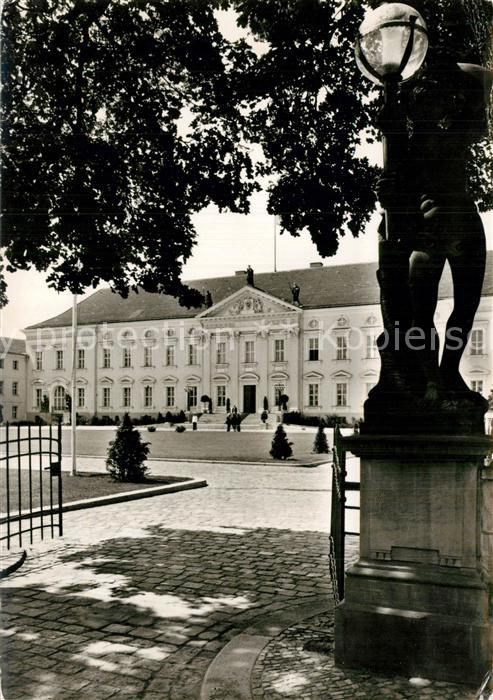 Berlin Schloss Bellevue Berliner Sitz des Bundespraesidenten Statue Denkmal