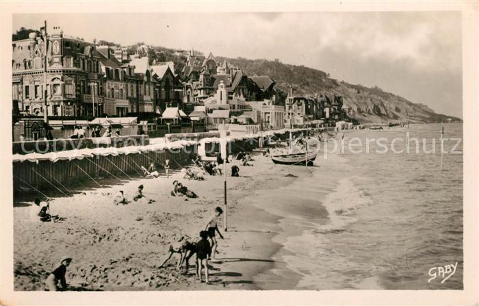 Villers-sur-Mer Un coin de la plage les villas et au fond les falaises