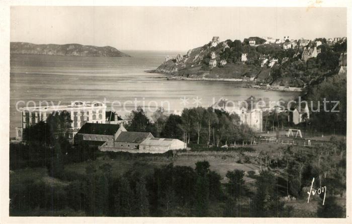Perros-Guirec Hauteurs verdoyantes entourant la plage