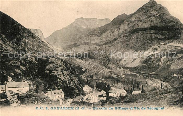 Gavarnie Hautes-Pyrenees Un coin du Village et Pic de Secugual