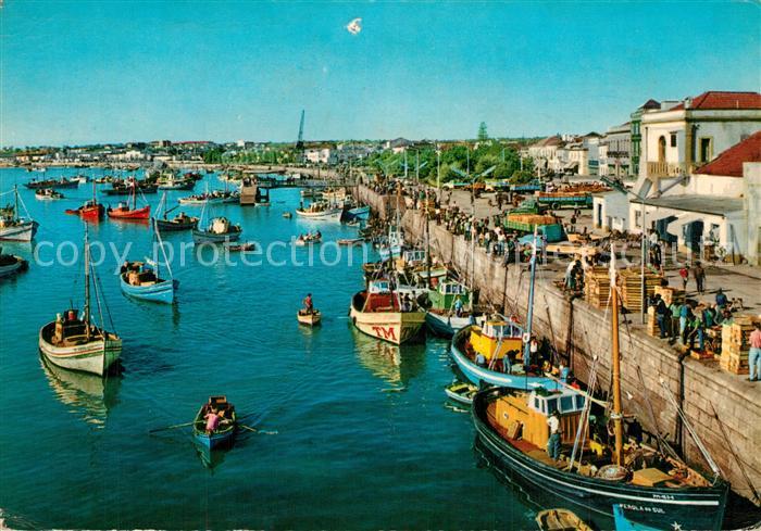 Portimao Barcos de pesca e vista parcial