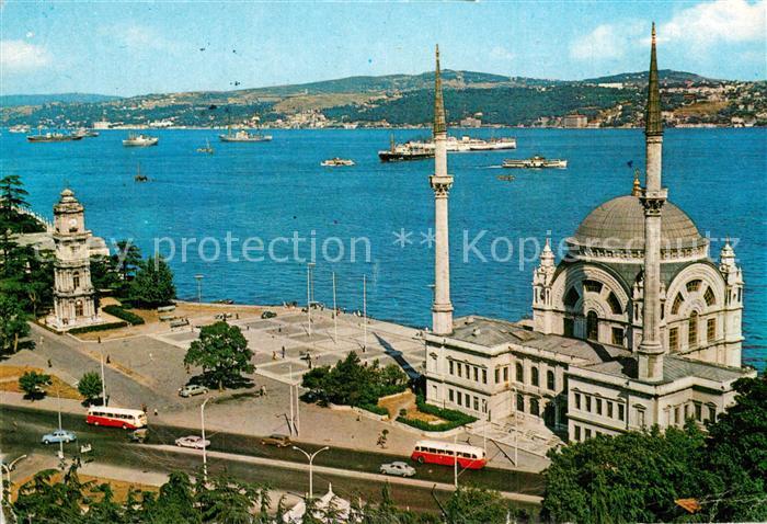 Istanbul Constantinopel Dolmabahce Moschee und Bosphorus