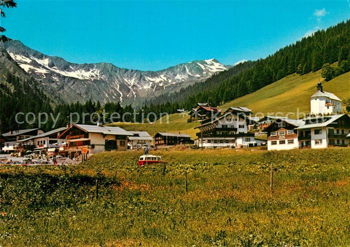 Baad Mittelberg Kleinwalsertal Teilansicht mit Kirche Hochstarzl Allgaeuer Alpen